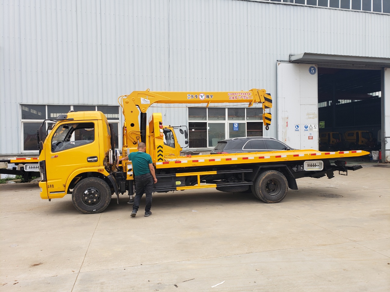 東風(fēng)多利卡D8排放一拖二清障車