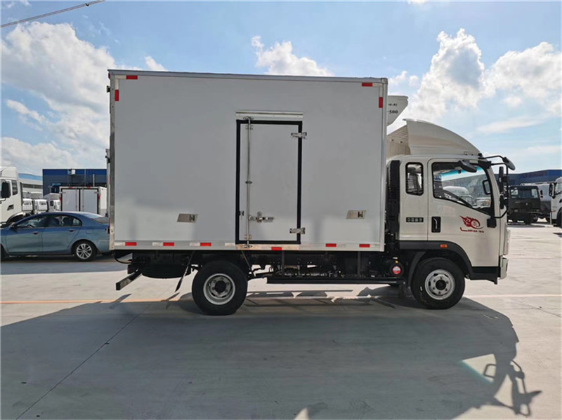 重汽豪沃濰柴160馬力藍(lán)牌冷藏車