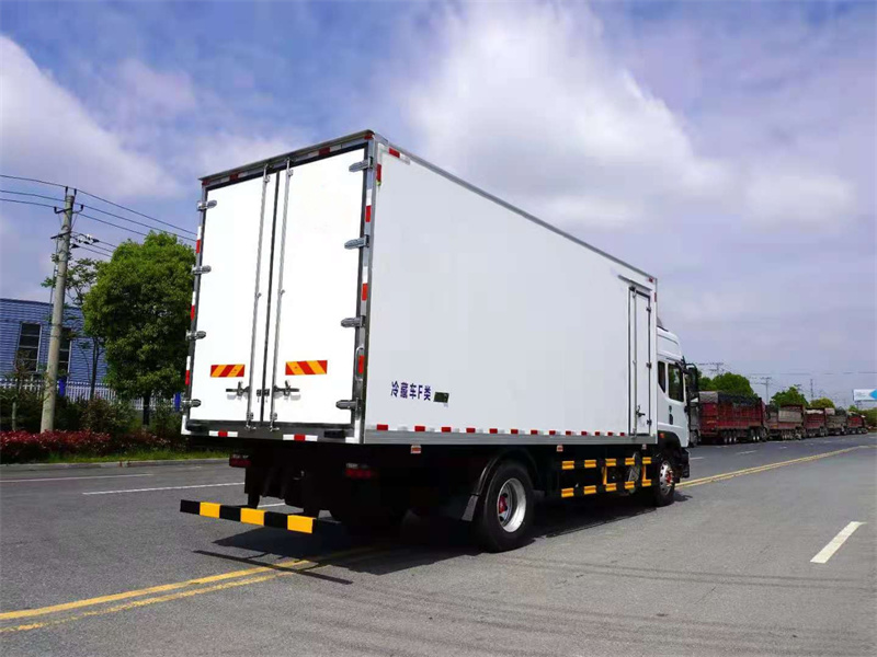東風(fēng)多利卡6.8米冷藏車