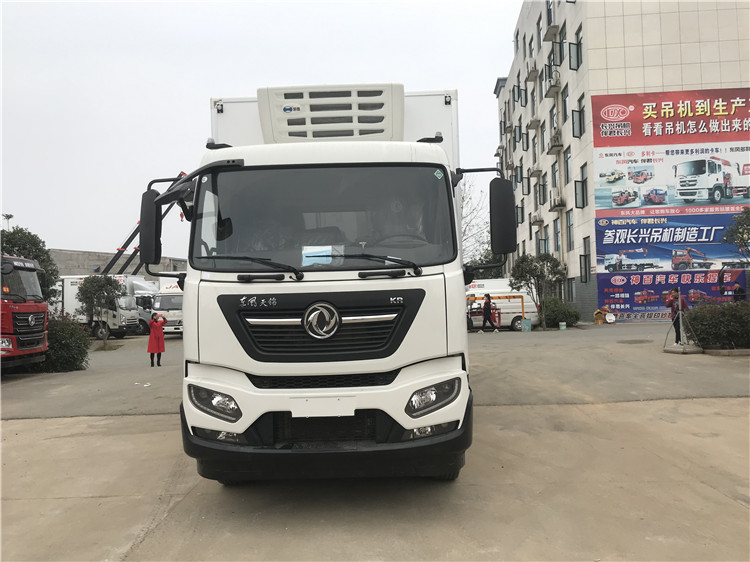 東風(fēng)天錦小三軸7.7米冷藏車