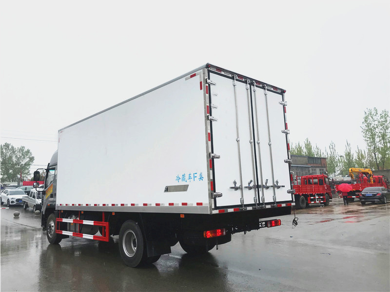 福田奧鈴大黃蜂6.8米冷藏車