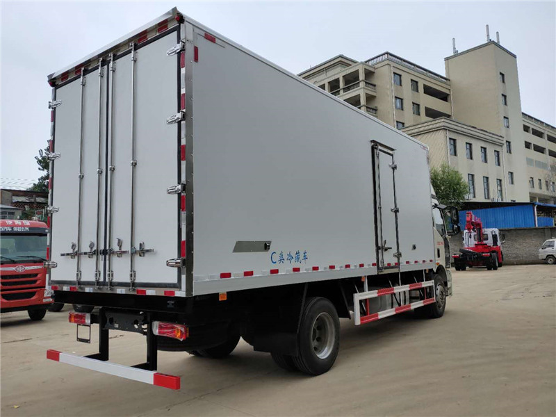 解放J6L高頂雙臥6.8米冷藏車