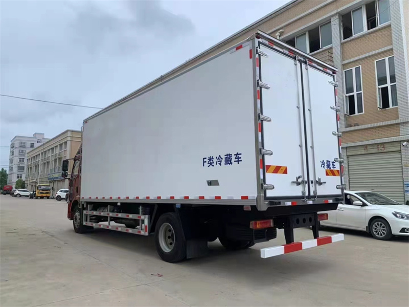 精英版J6L解放6.8米高頂雙臥冷藏車(chē)