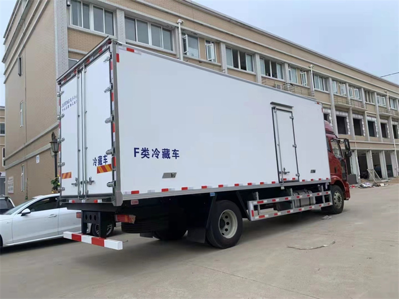 精英版J6L解放6.8米高頂雙臥冷藏車(chē)