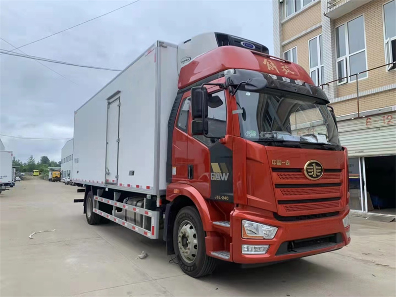 精英版J6L解放6.8米高頂雙臥冷藏車(chē)