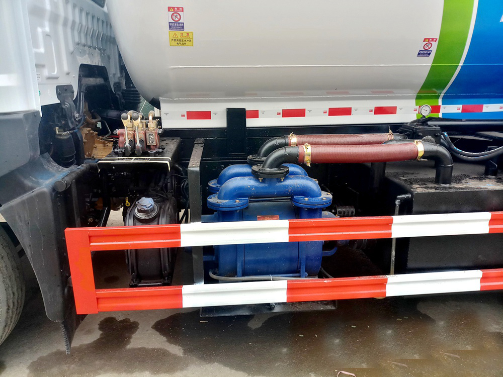 12方東風(fēng)D9 吸污車